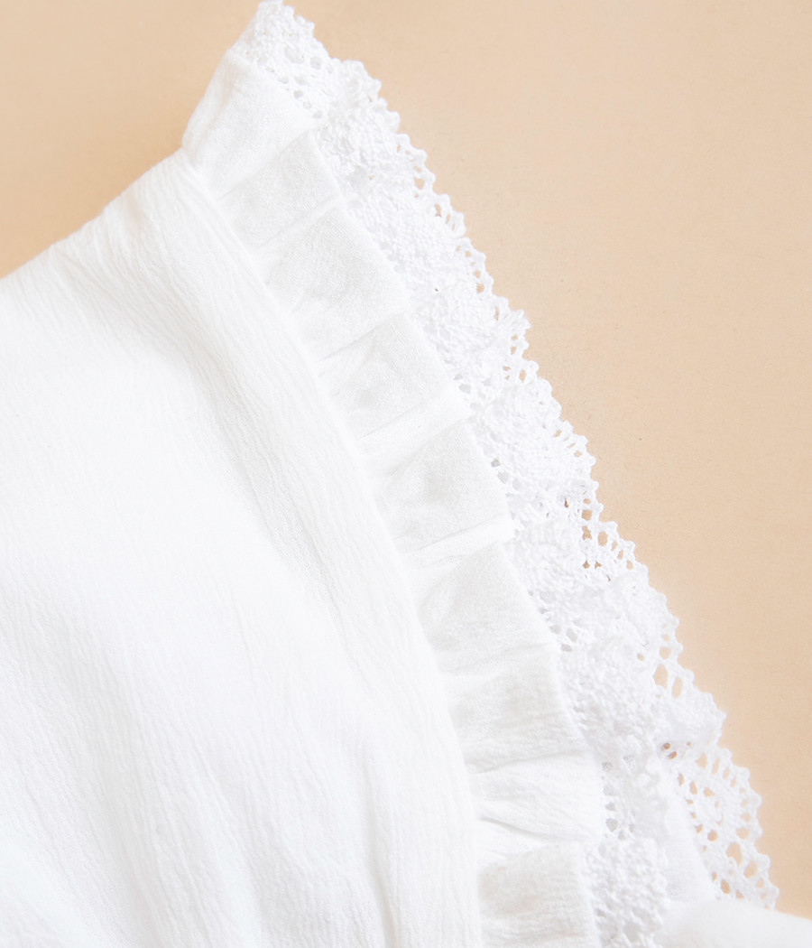 Bawełniana biała bonetka do chrztu z falbanką i koronką - minimi