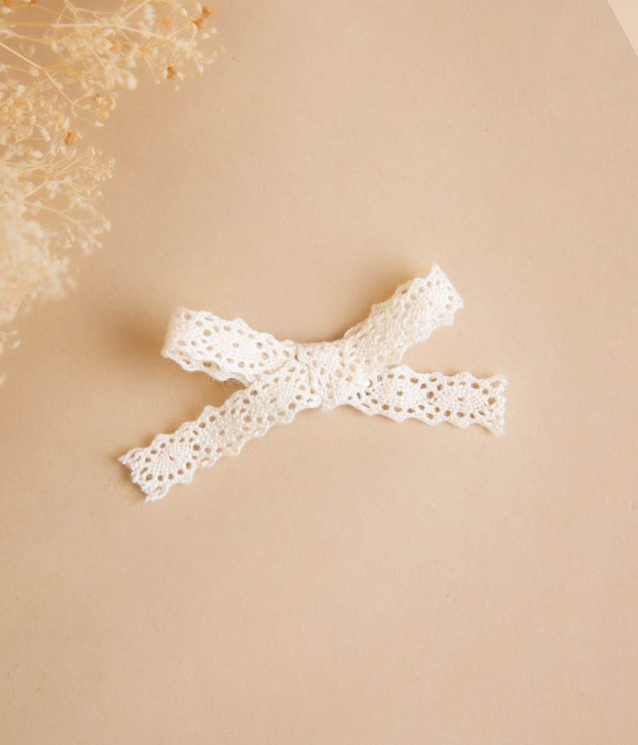 Spinka do włosów mała koronkowa kremowa kokardka - minimi