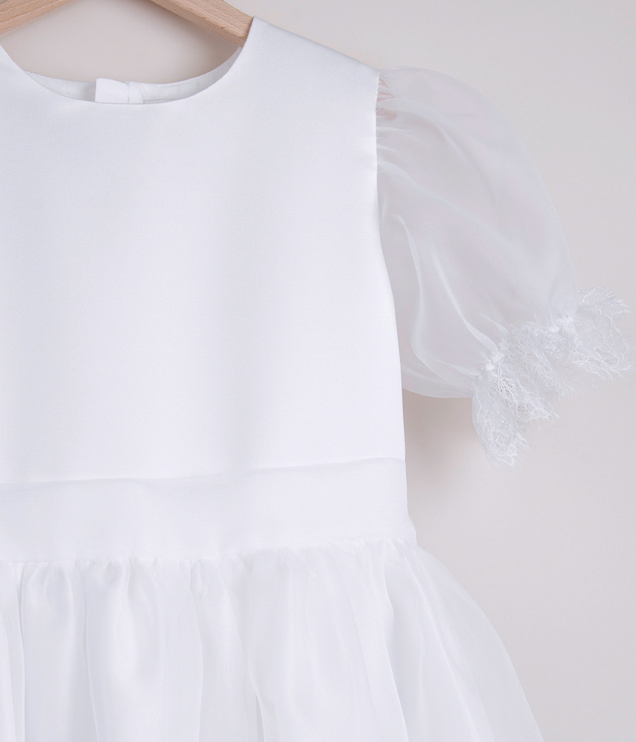 Sukienka biała z rękawem bufką z koronką