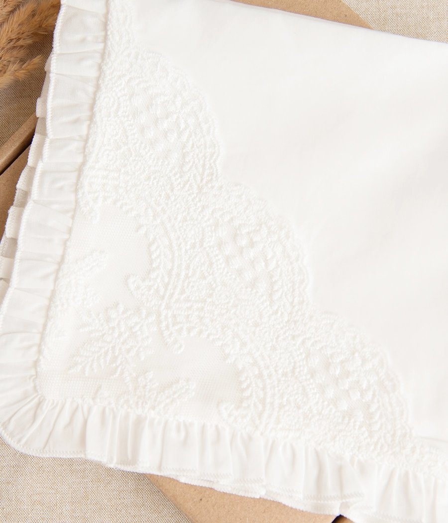 Elegancka szatka premium do chrztu z ozdobną koronką - minimi
