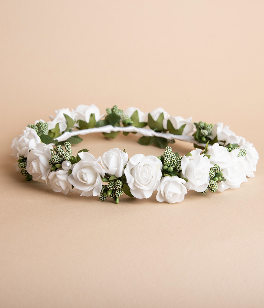 Wianek komunijny z białymi różyczkami i perełkami - minimi