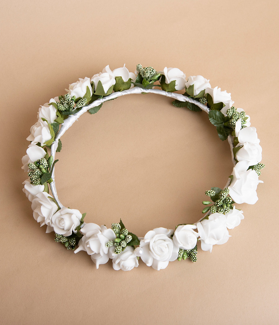 Wianek komunijny z białymi różyczkami i perełkami - minimi