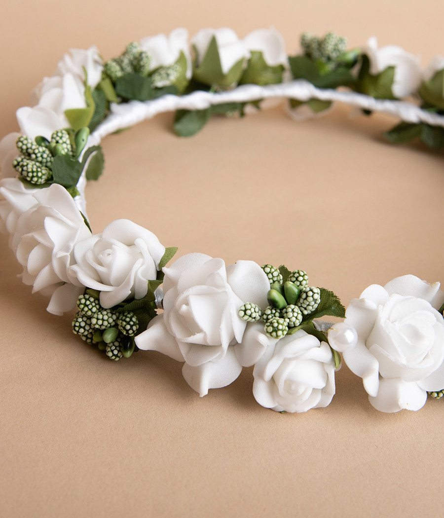 Wianek komunijny z białymi różyczkami i perełkami - minimi