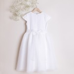 sukienka biała z haftowanym materiałem