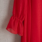 czerwona sukienka z błyszczącą nitką