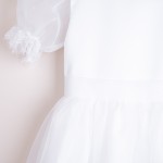 sukienka biała z ozdobnym rękawkiem z koronką
