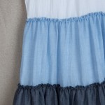 sukienka z niebieskimi falbanami