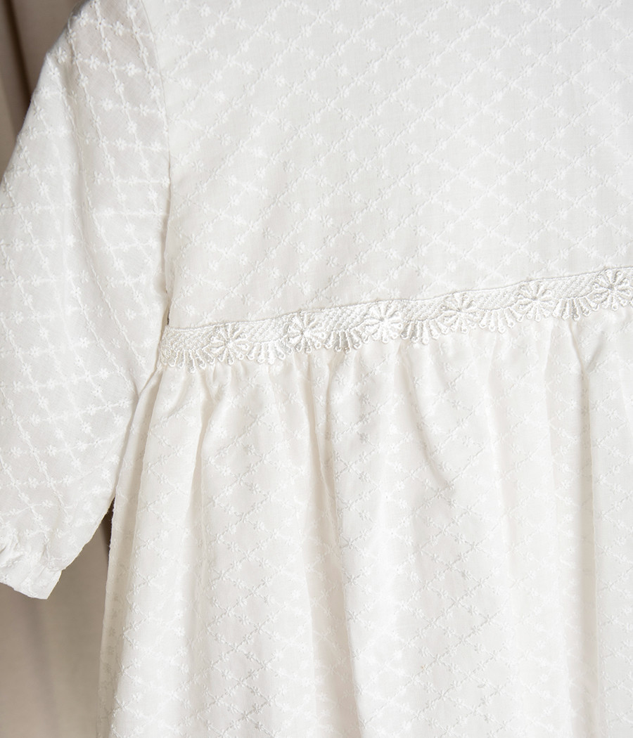 Sukienka do chrztu z ozdobnym haftem Felicja