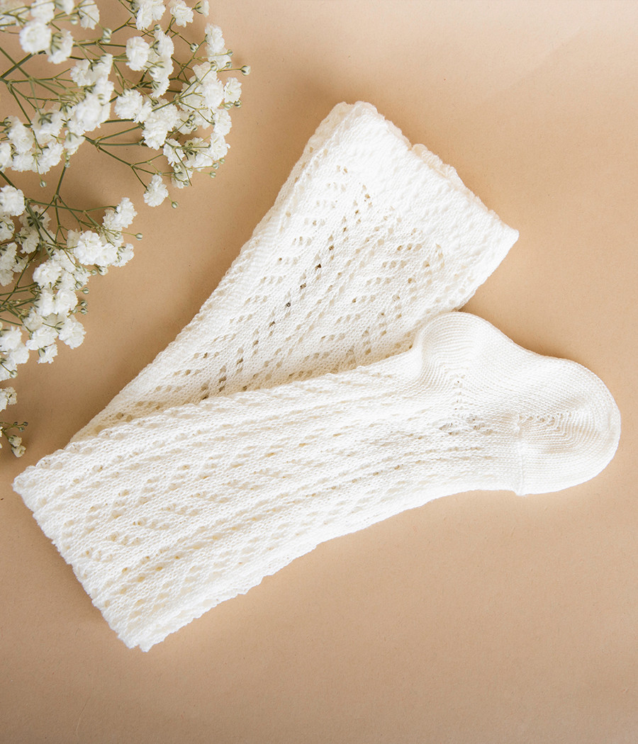 Ażurowe rajstopki do chrztu marki Condor