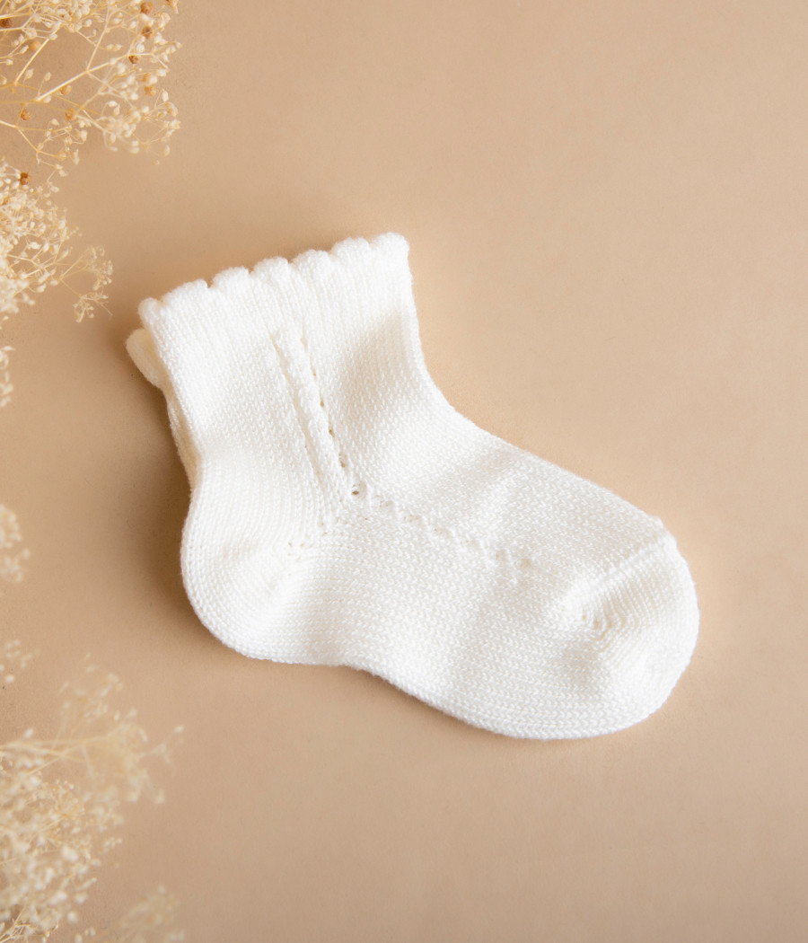 Skarpetki do chrztu z falbanką marki Condor