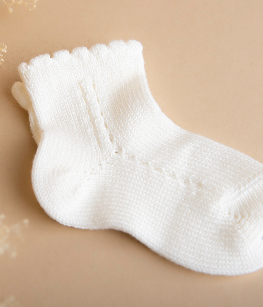 Skarpetki do chrztu z falbanką marki Condor