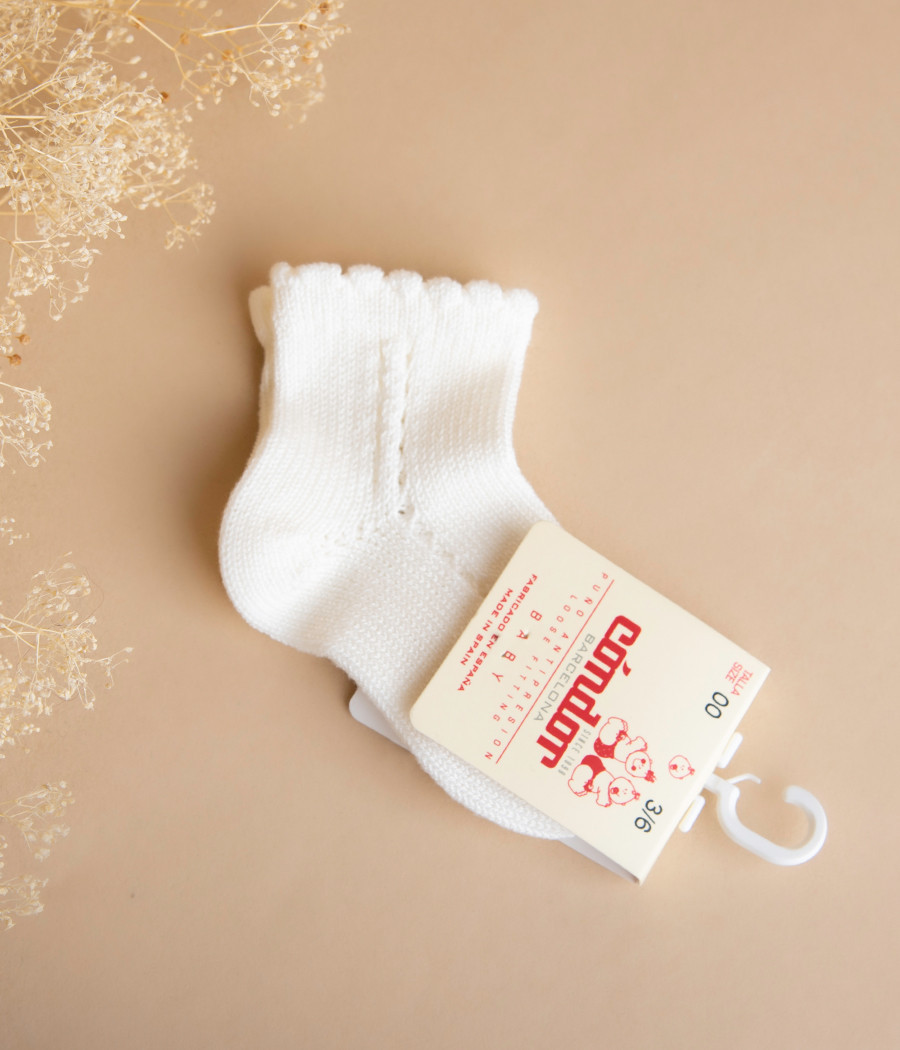 Skarpetki do chrztu z falbanką marki Condor