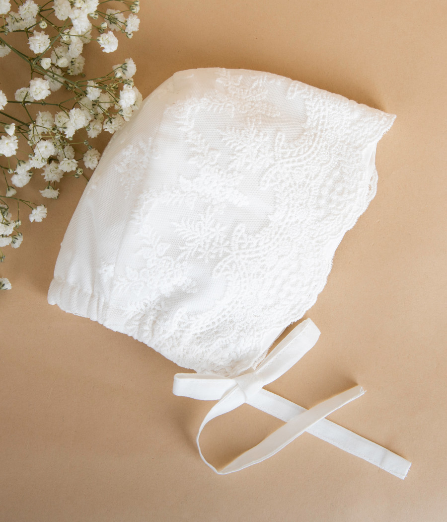 Koronkowa bonetka do chrztu z bawełnianą podszewka - minimi