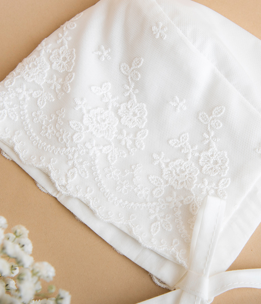 Koronkowa bonetka do chrztu z bawełnianą podszewką - minimi