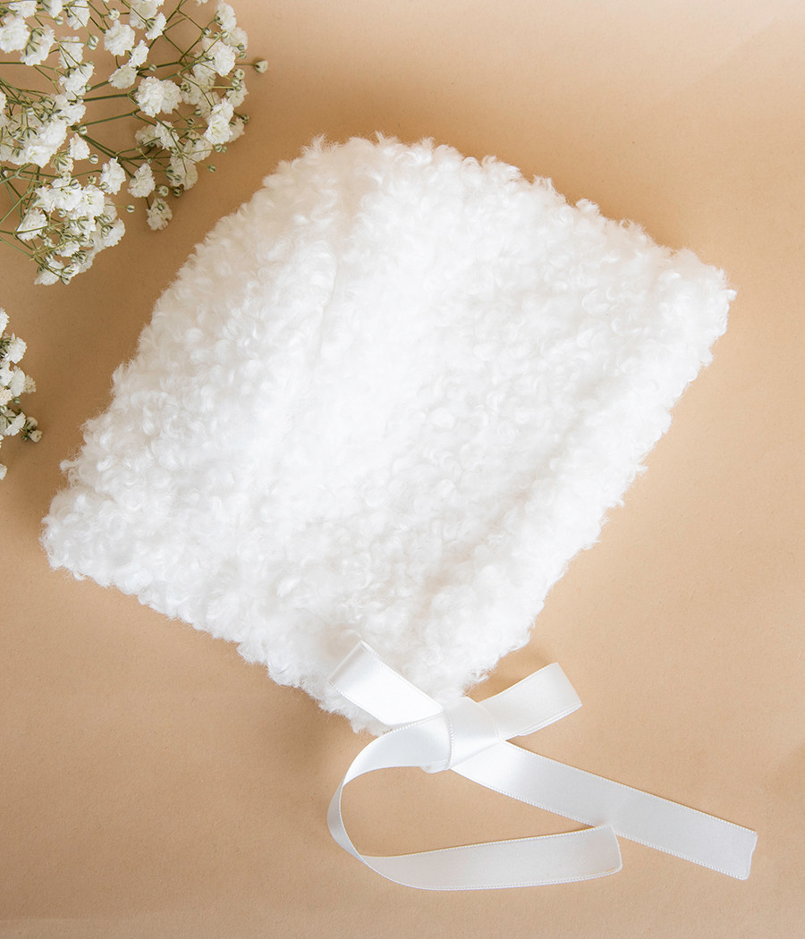 Ciepła bonetka do chrztu z tkaniny typu baranek - minimi