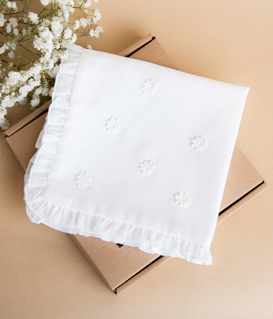 Bawełniana szatka do chrztu z uroczymi kwiatuszkami - minimi