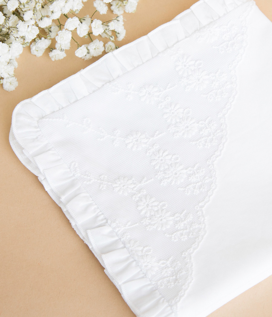 Elegancka i subtelna biała szatka do chrztu z bawełny - minimi