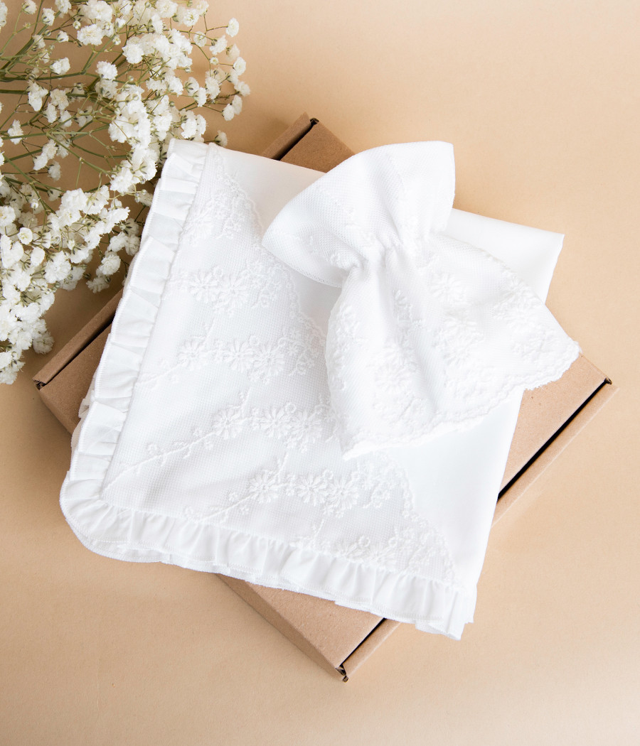 Szatka i profitka do chrztu w kolorze białym z koronką - minimi