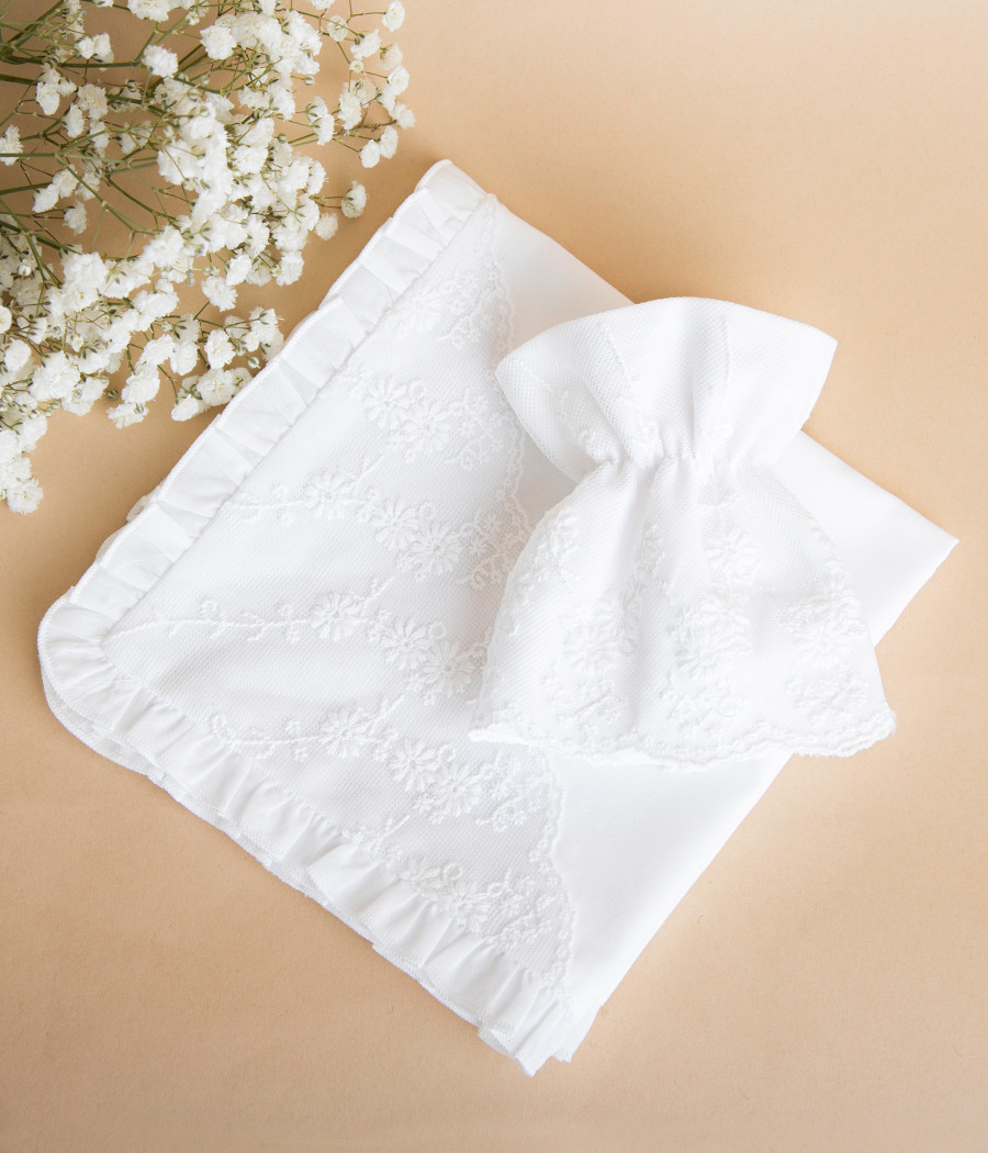 Szatka i profitka do chrztu w kolorze białym z koronką - minimi
