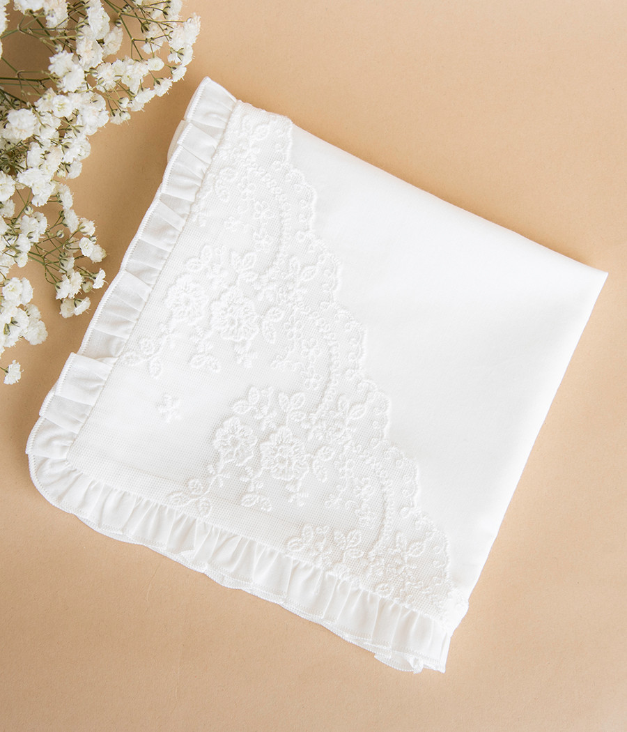 Elegancka i subtelna szatka do chrztu z ozdobną koronką - minimi