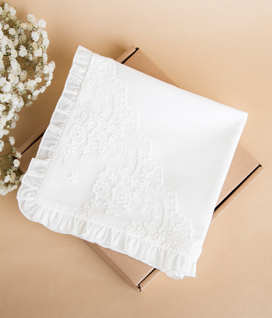 Elegancka i subtelna szatka do chrztu z ozdobną koronką - minimi