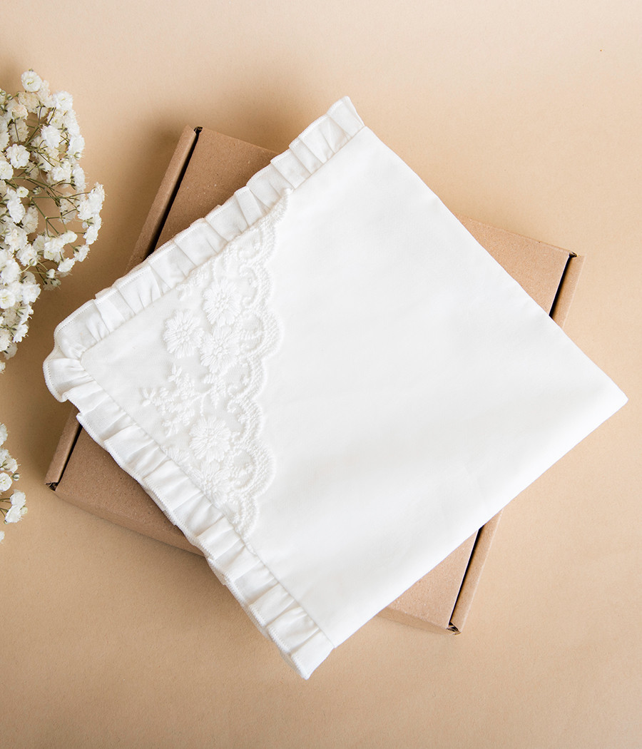 Elegancka i subtelna szatka do chrztu z ozdobną koronką - minimi