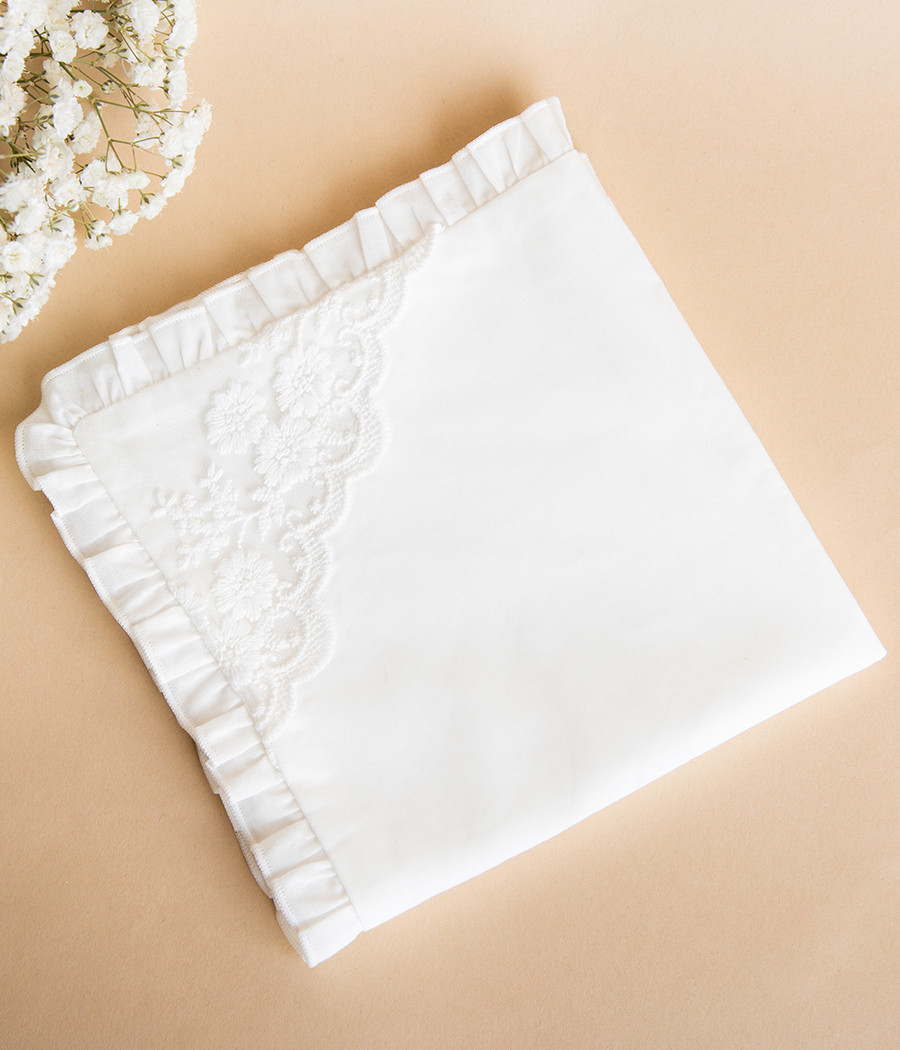 Elegancka i subtelna szatka do chrztu z ozdobną koronką - minimi