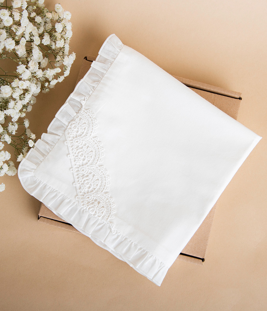 Naturalna szatka do chrztu z ozdobną koronką - minimi