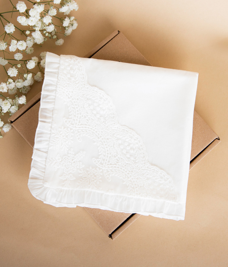 Elegancka szatka premium do chrztu z ozdobną koronką - minimi