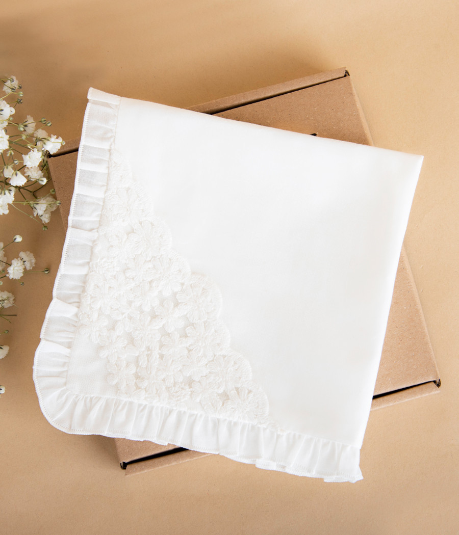 Elegancka szatka do chrztu z ozdobną koronką premium - minimi